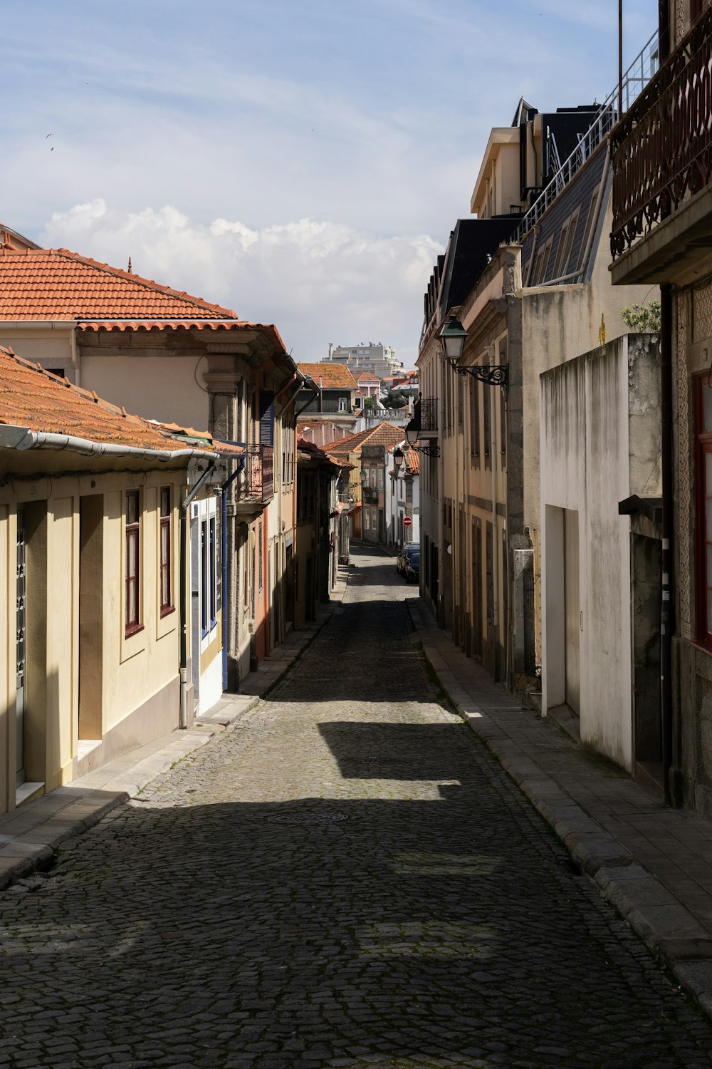 Une rue pavée dans une petite ville