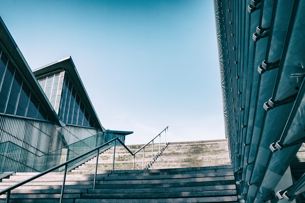 un conjunto de escaleras que conducen a un edificio