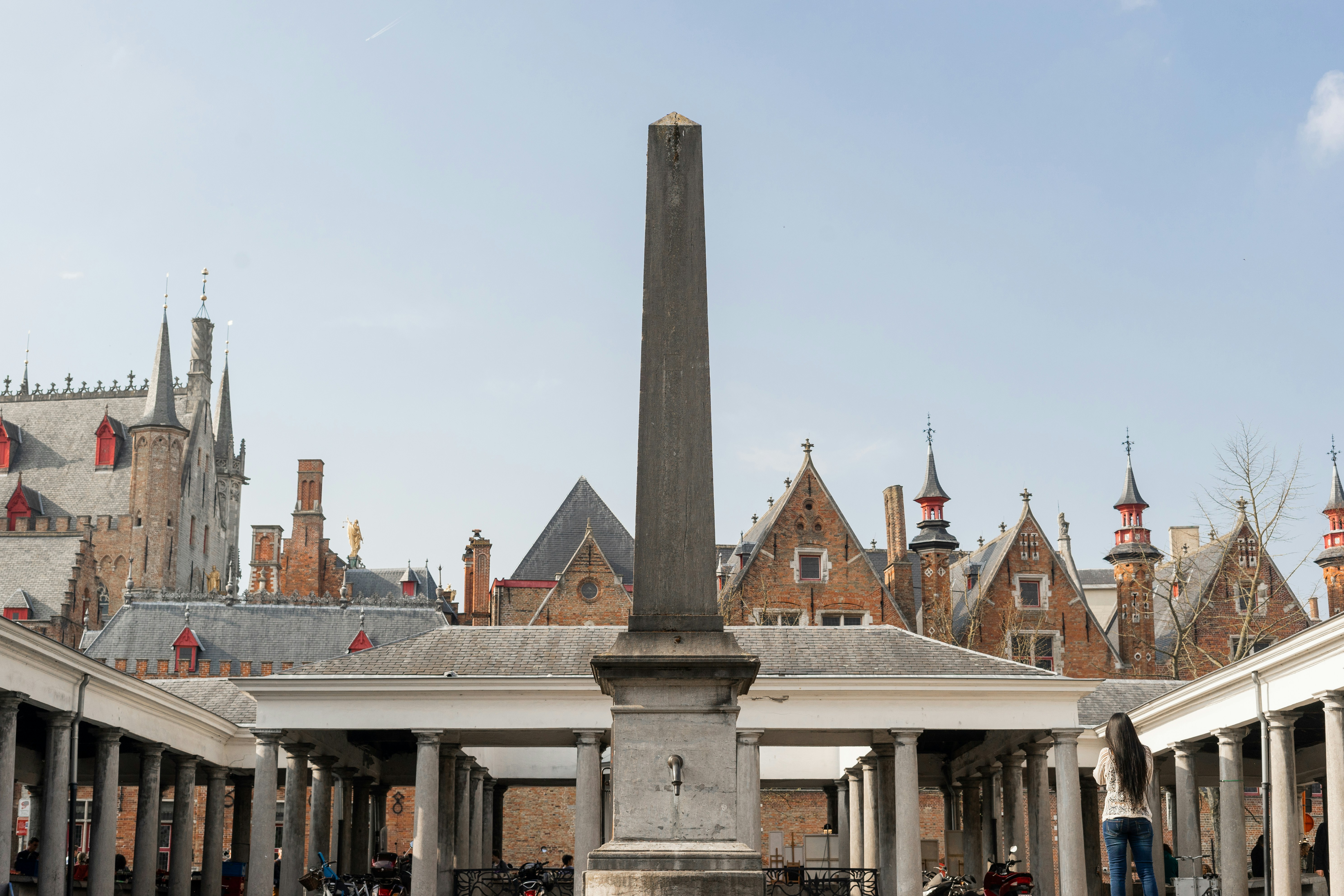 a tall obelisk sitting in the middle of a courtyard, 