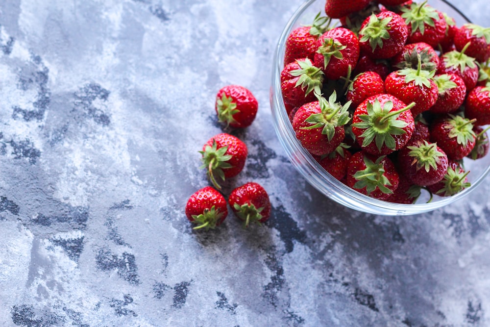 un bol de fraises sur une table