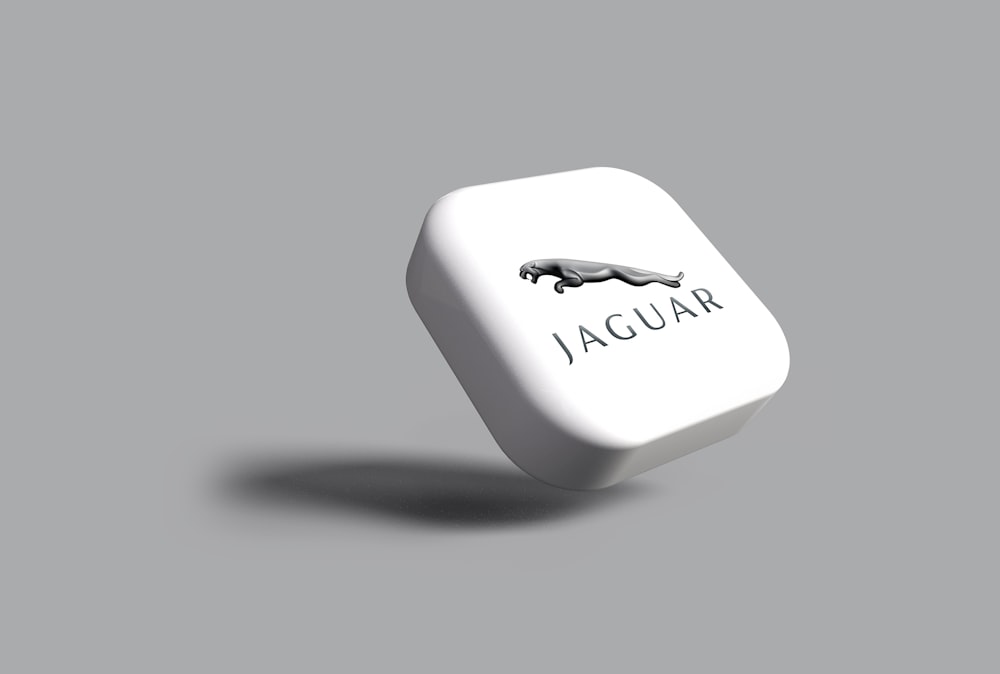 Ein weißer Würfel mit einem schwarzen Jaguar-Logo darauf