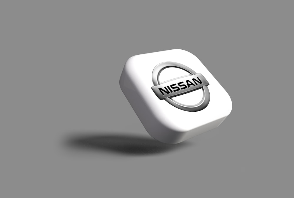 Ein weißes quadratisches Objekt mit einem Nissan-Logo darauf