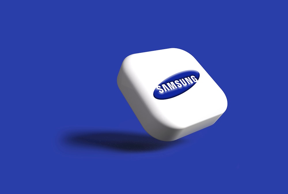 Un logotipo blanco de Samsung sobre un fondo azul