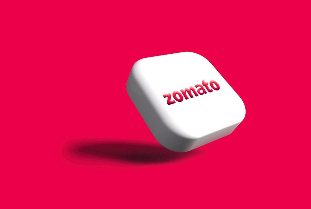 um botão branco com a palavra zomato sobre ele