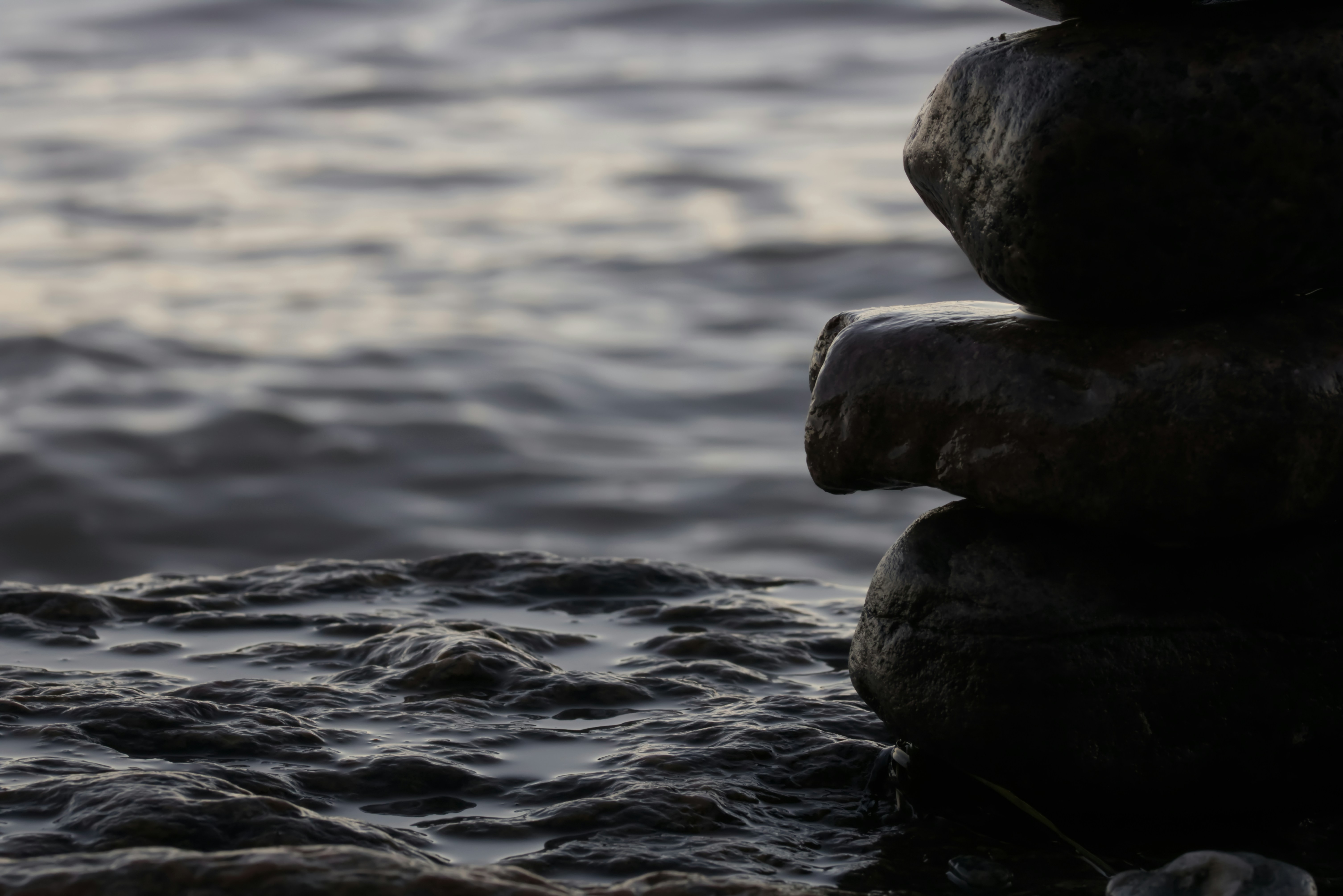 un empilement de roches au-dessus d’un plan d’eau