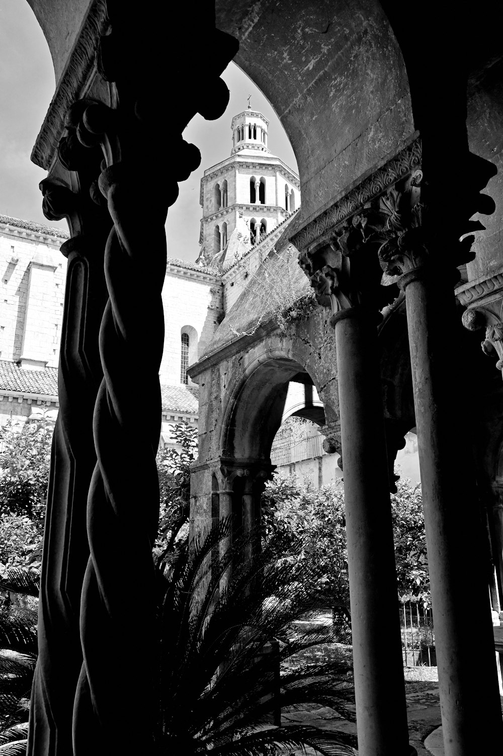 a black and white photo of a building