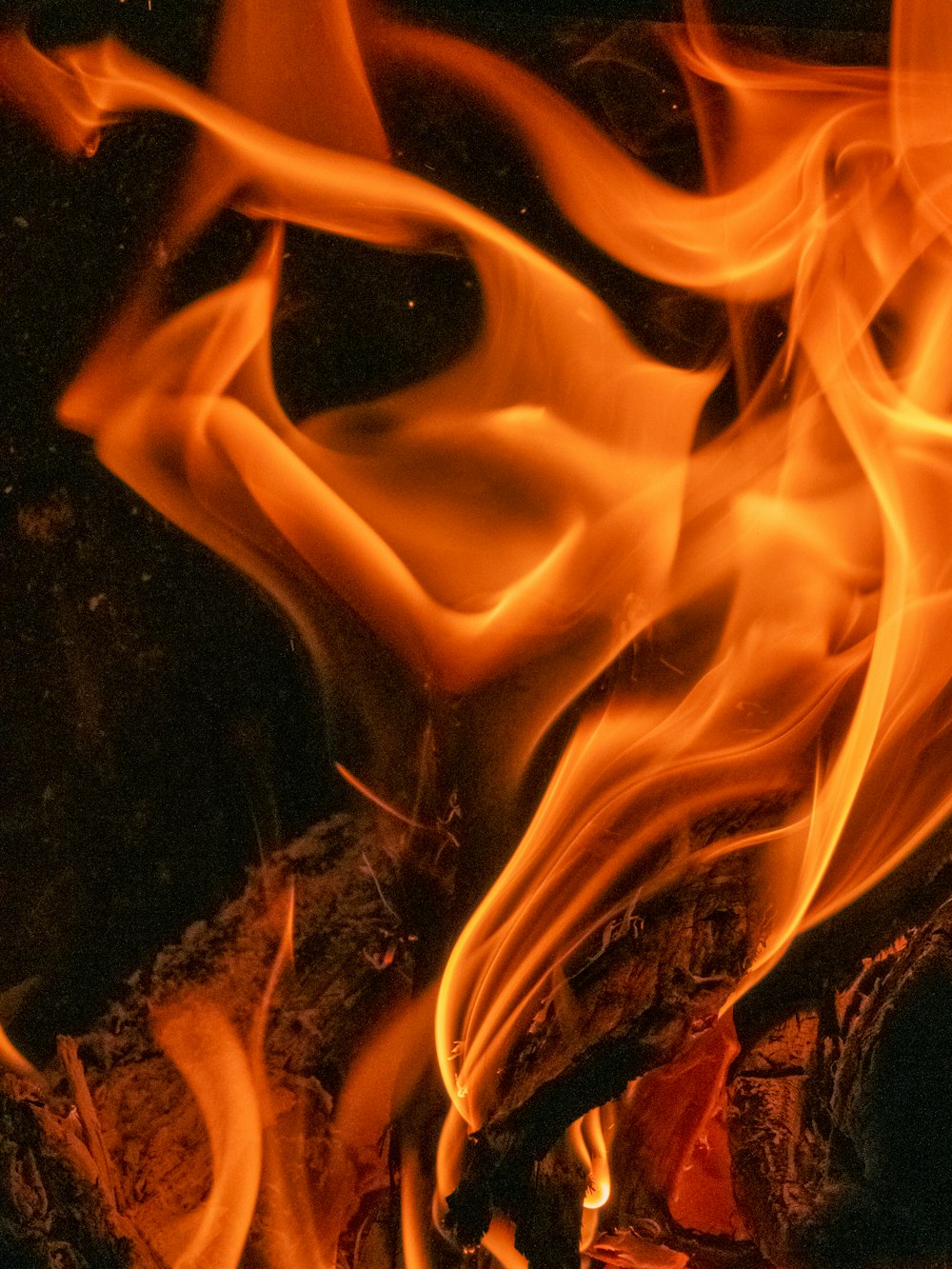 um close up de um fogo queimando em uma lareira