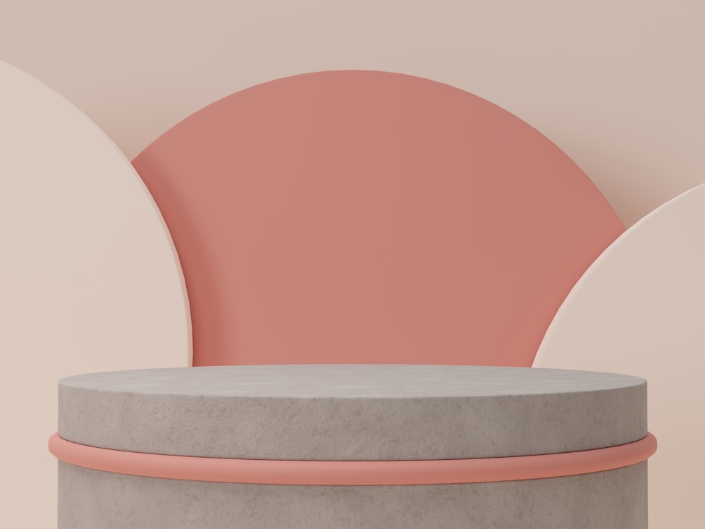 une table ronde en béton avec un cercle rose derrière elle