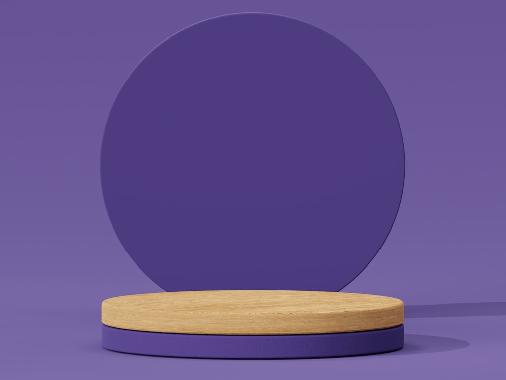 un objet rond avec une base en bois sur fond violet