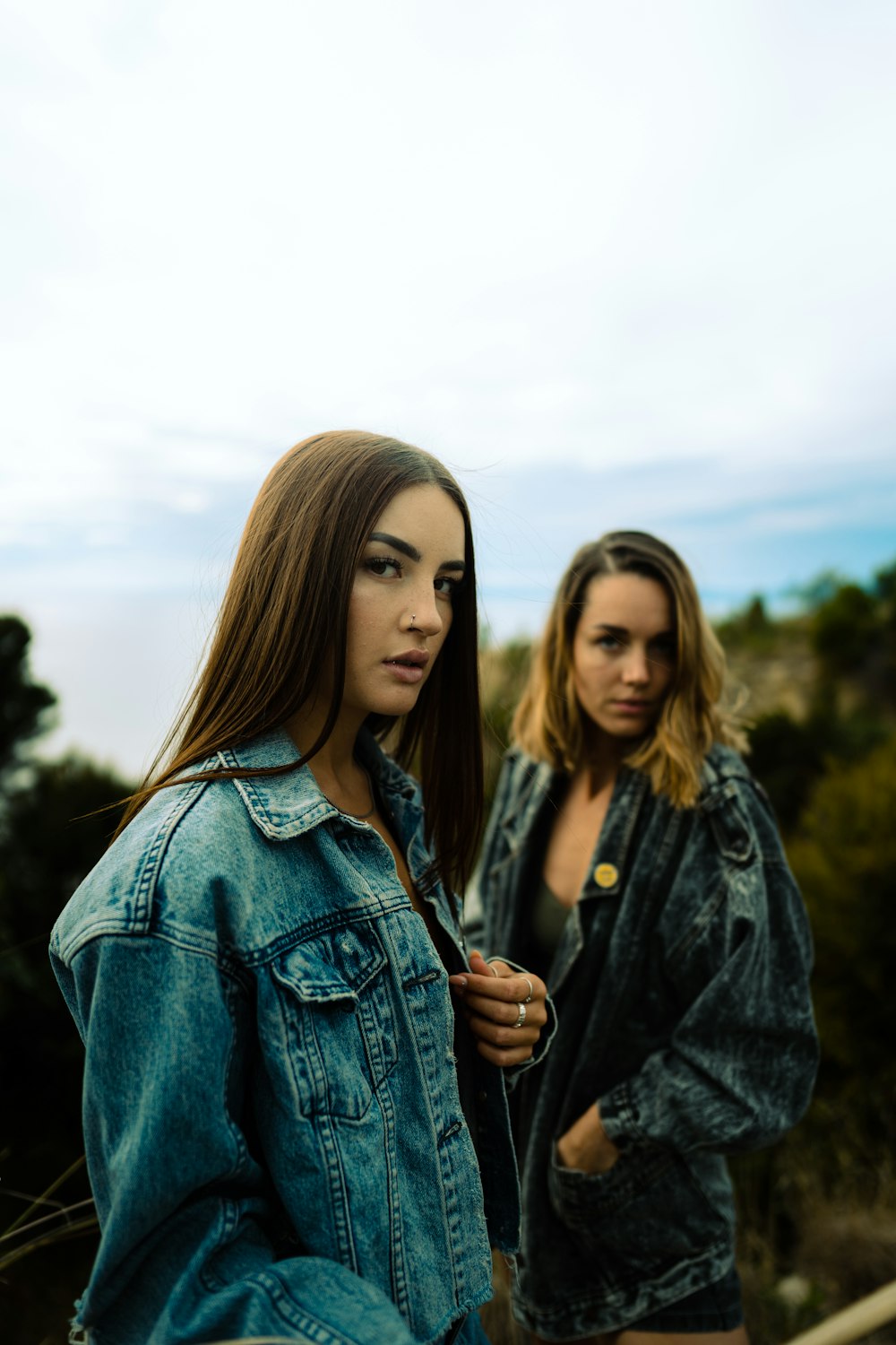 Dos hermosas mujeres jóvenes de pie una al lado de la otra