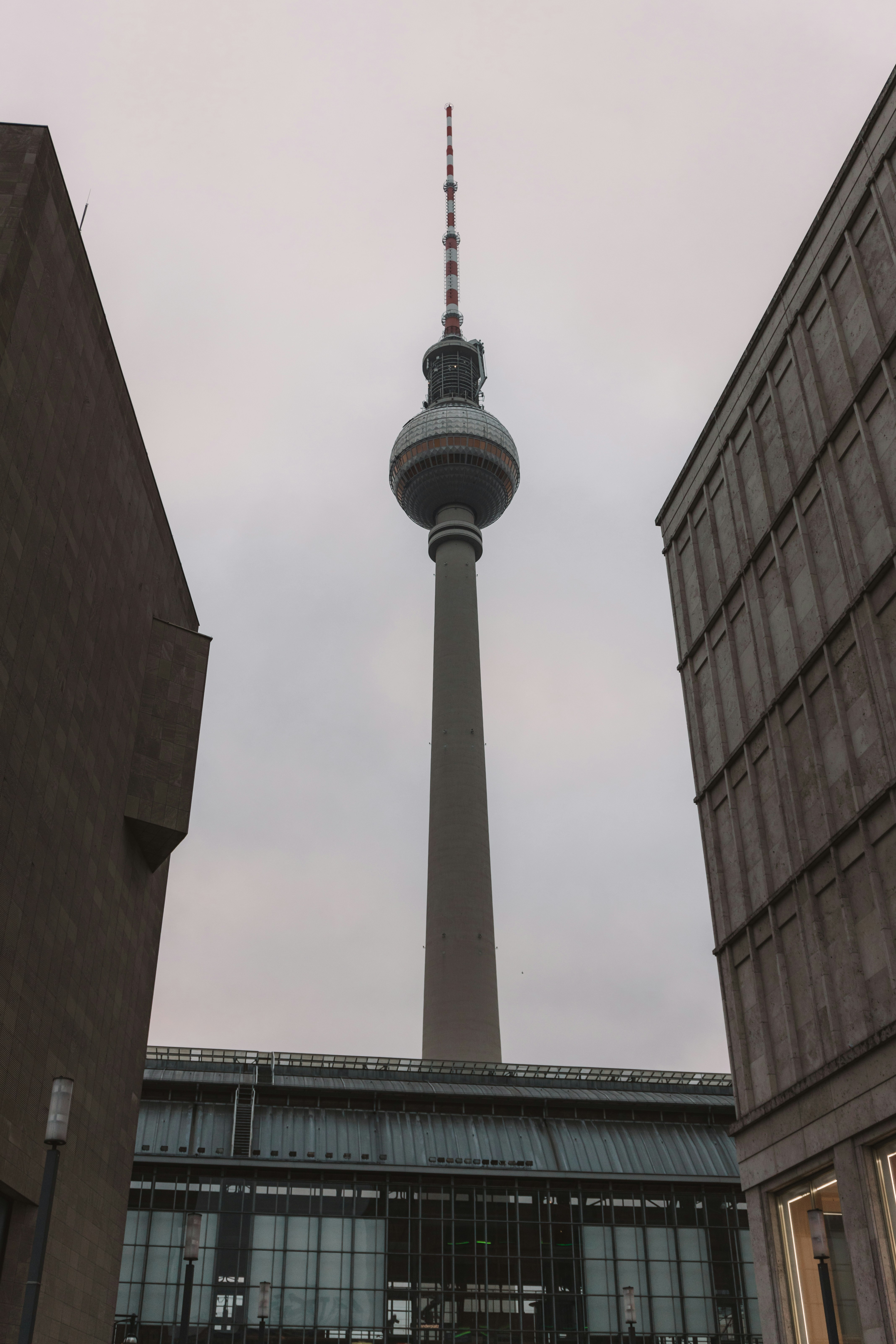 Foto zum Thema Ein hoher Turm, der eine Stadt neben hohen Gebäuden