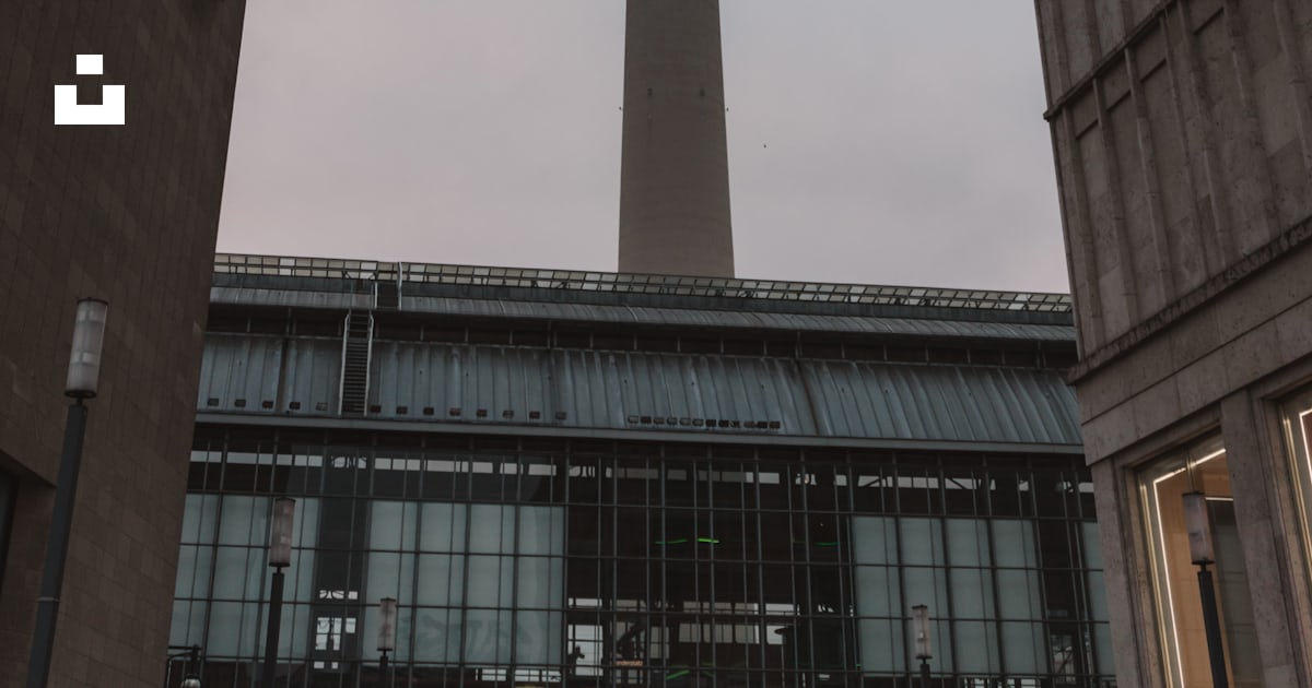 Foto zum Thema Ein hoher Turm, der eine Stadt neben hohen Gebäuden