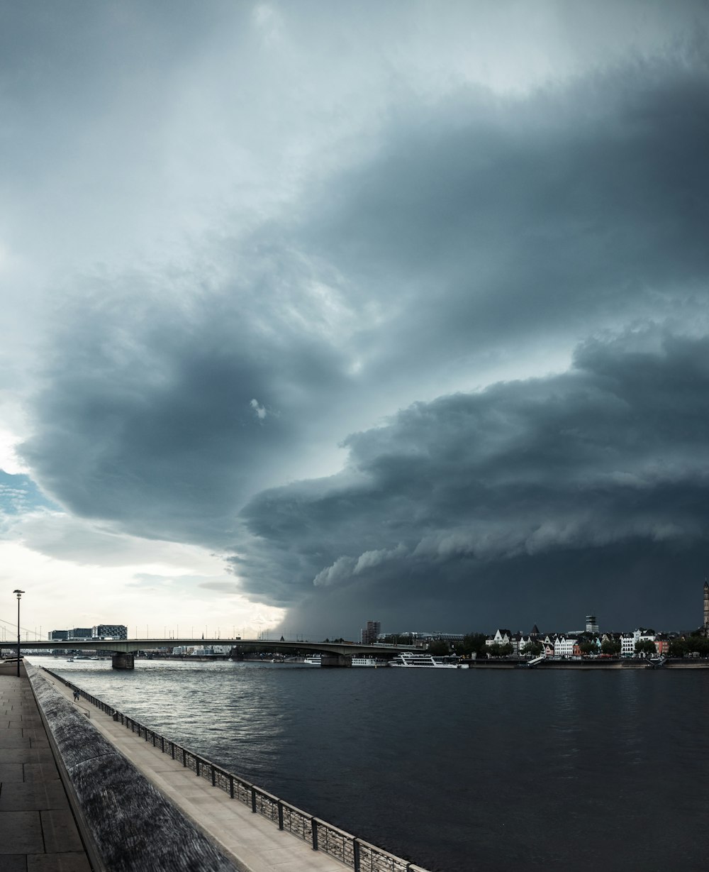 Ein großes Gewässer unter einem bewölkten Himmel