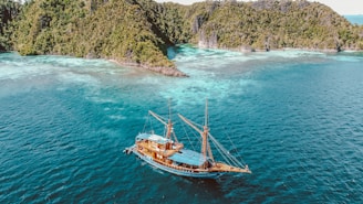 a boat floating in the middle of a body of water in Nusa Penida in bali