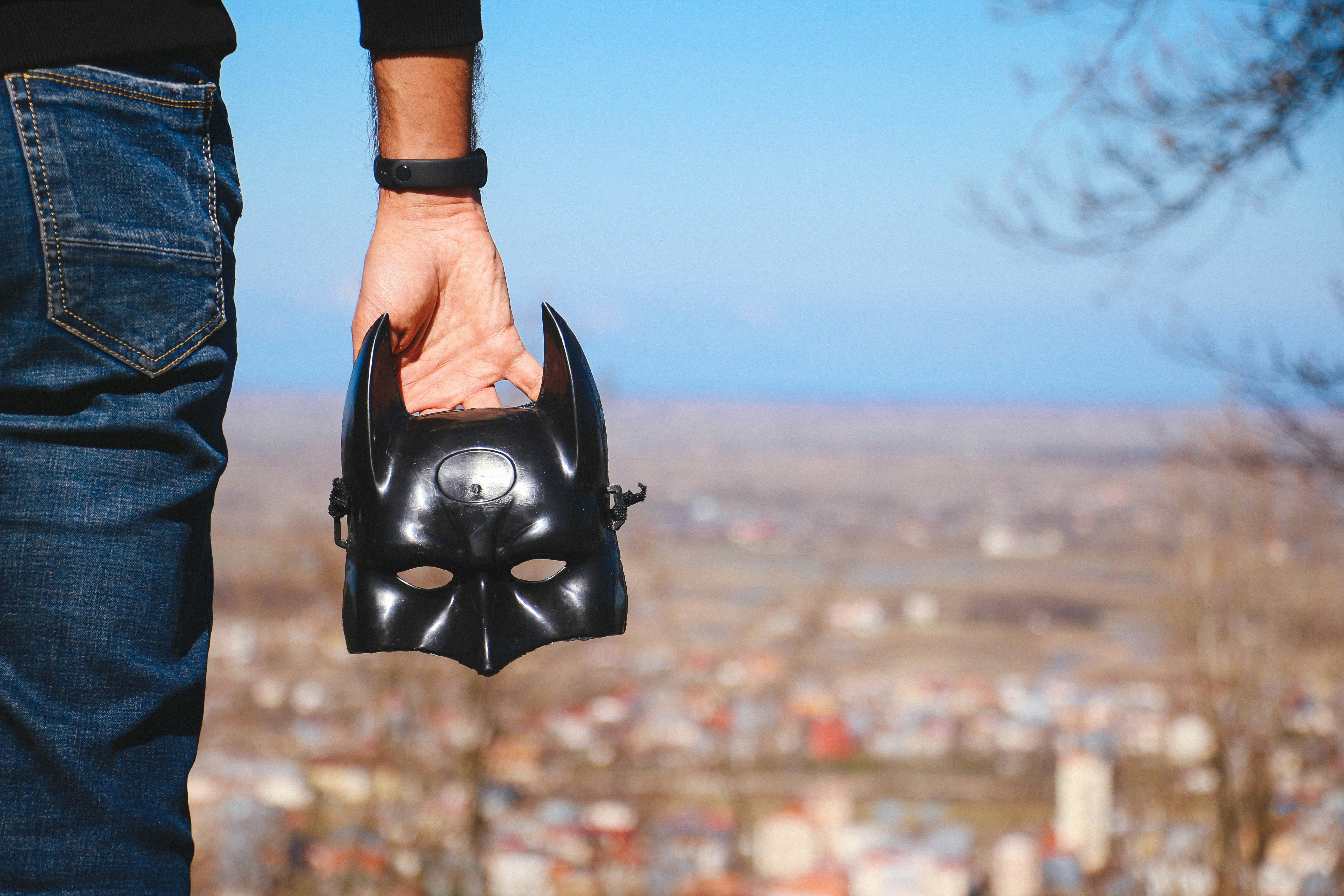 una persona che tiene una maschera nera in mano