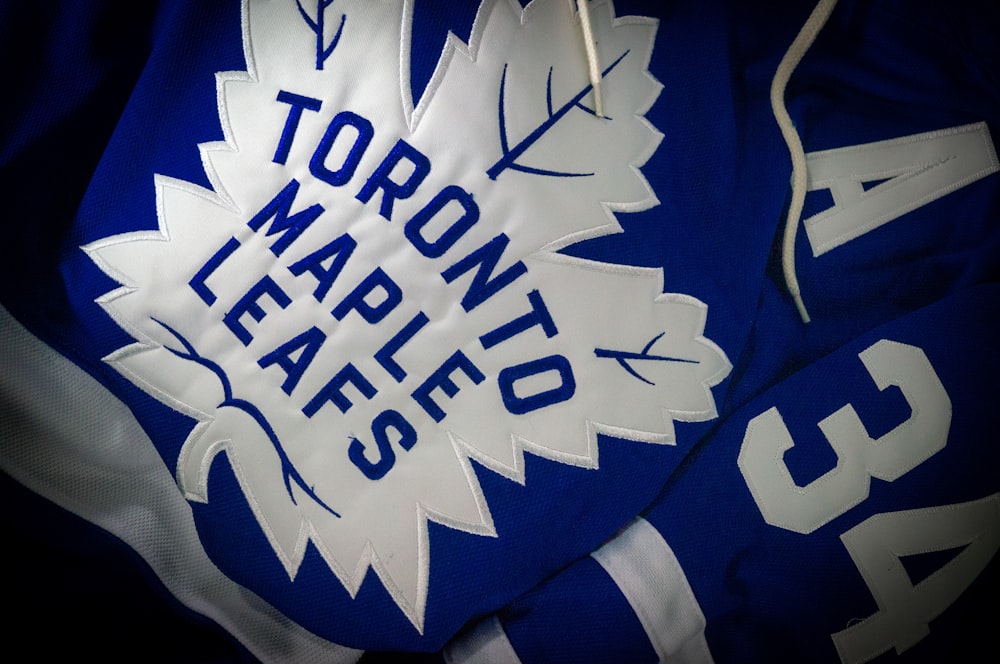 Una sudadera con capucha Toronto Maple Leafs con las Toronto Maple Leafs