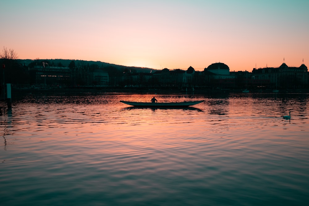 une personne dans un bateau sur un plan d’eau