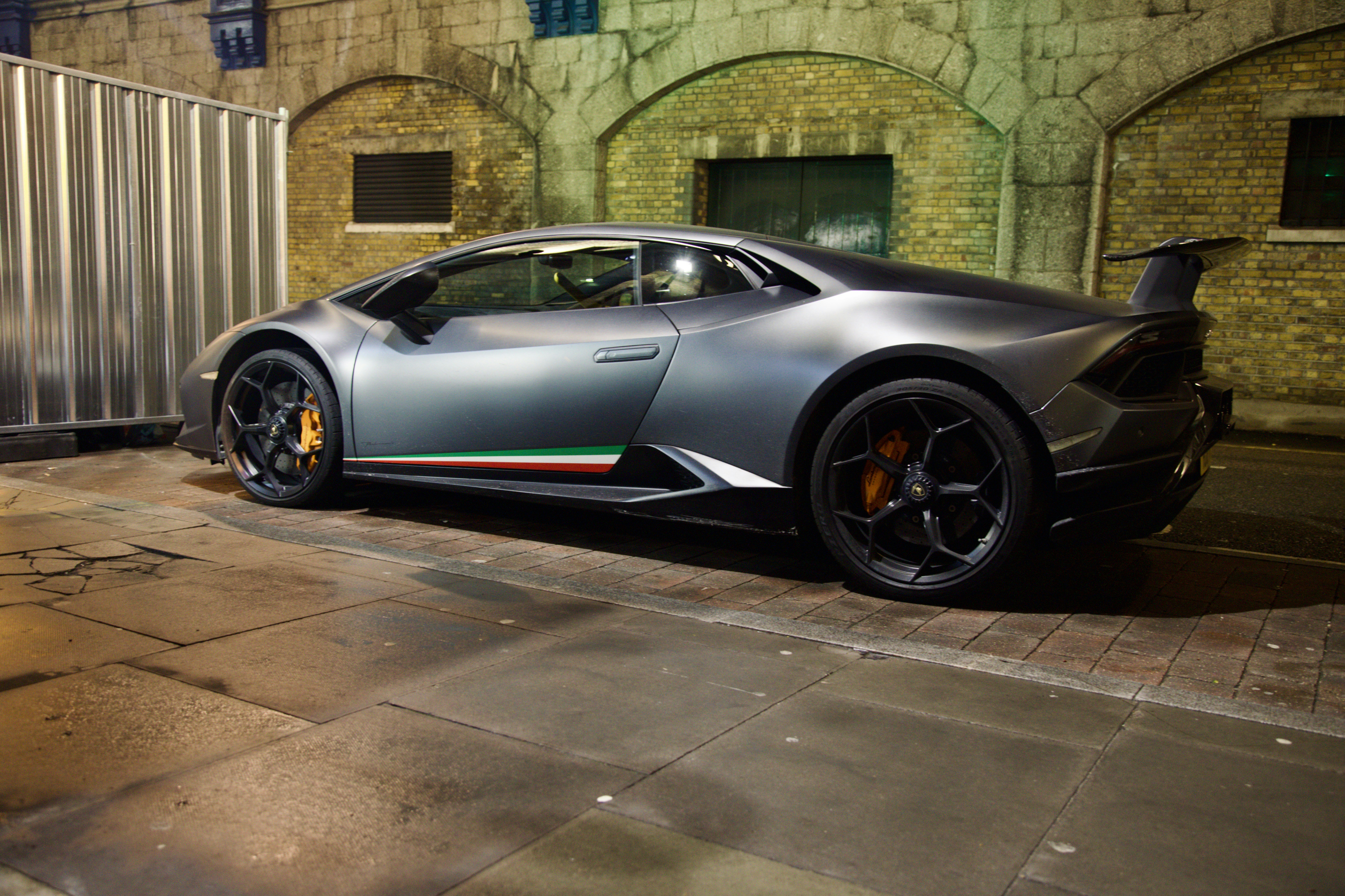 Auto italiana parcheggiata di notte in una strada urbana, illuminata dai lampioni, atmosfera sicura e sorvegliata