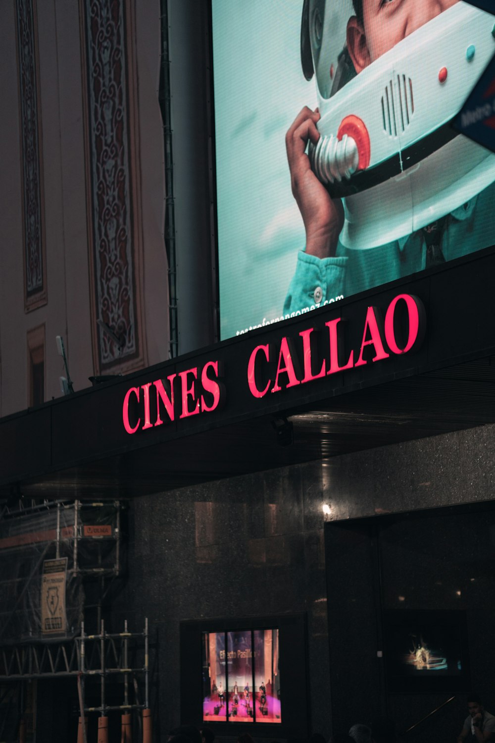 a sign that reads cines calao on the side of a building