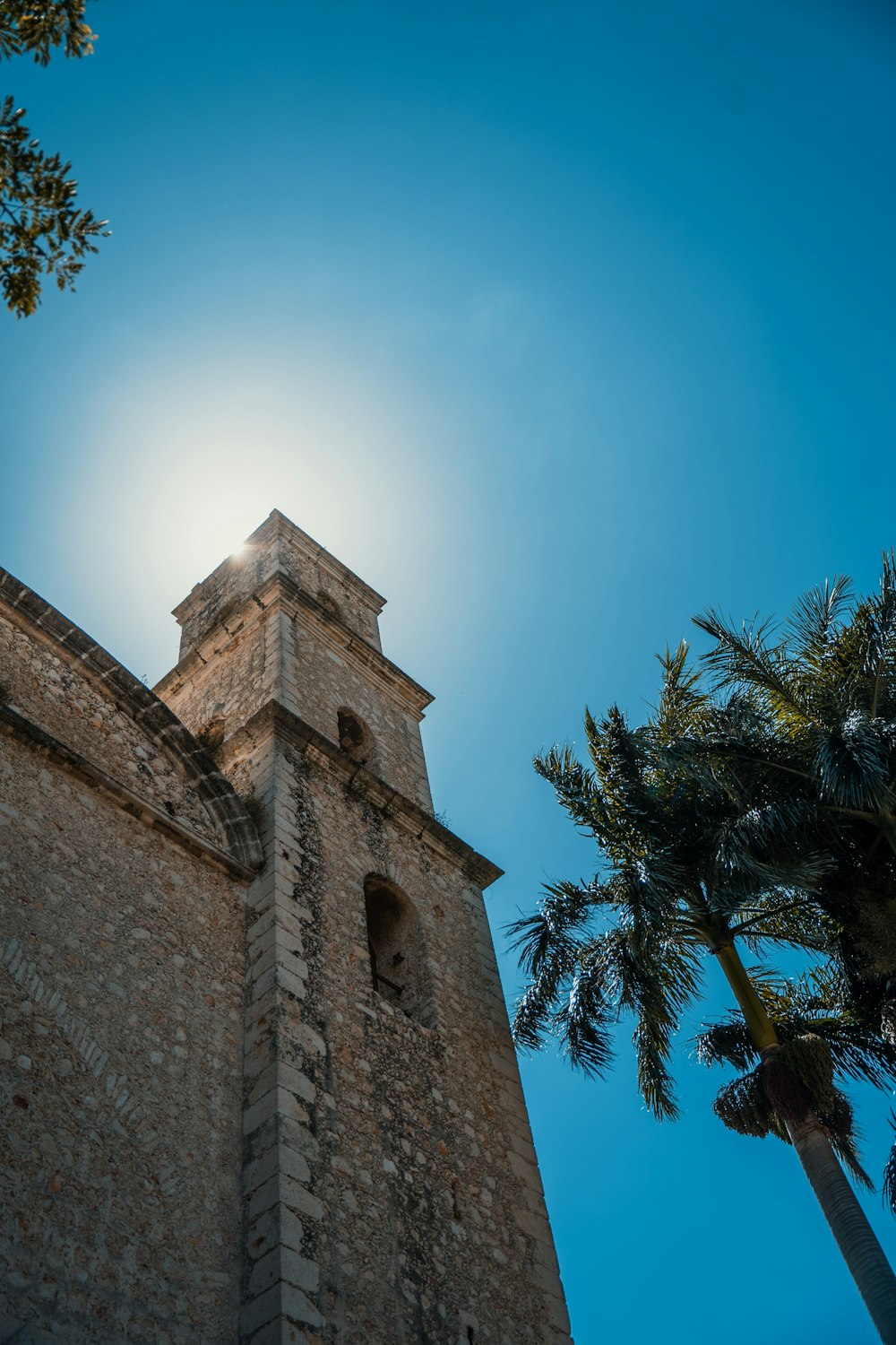 un'alta torre di mattoni con un orologio sul lato