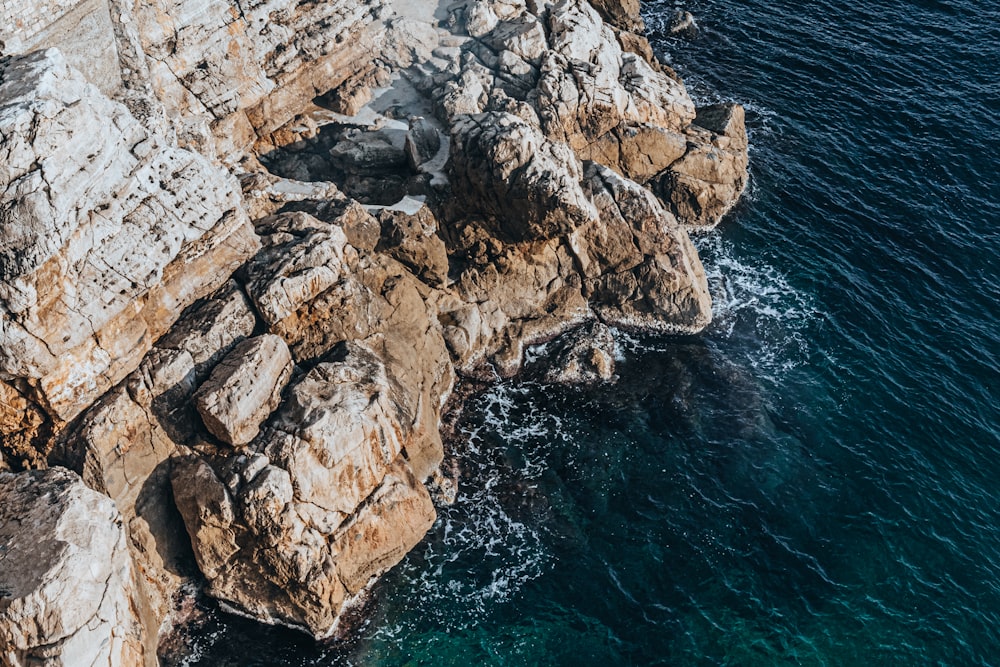 una vista aerea di una costa rocciosa con acqua cristallina