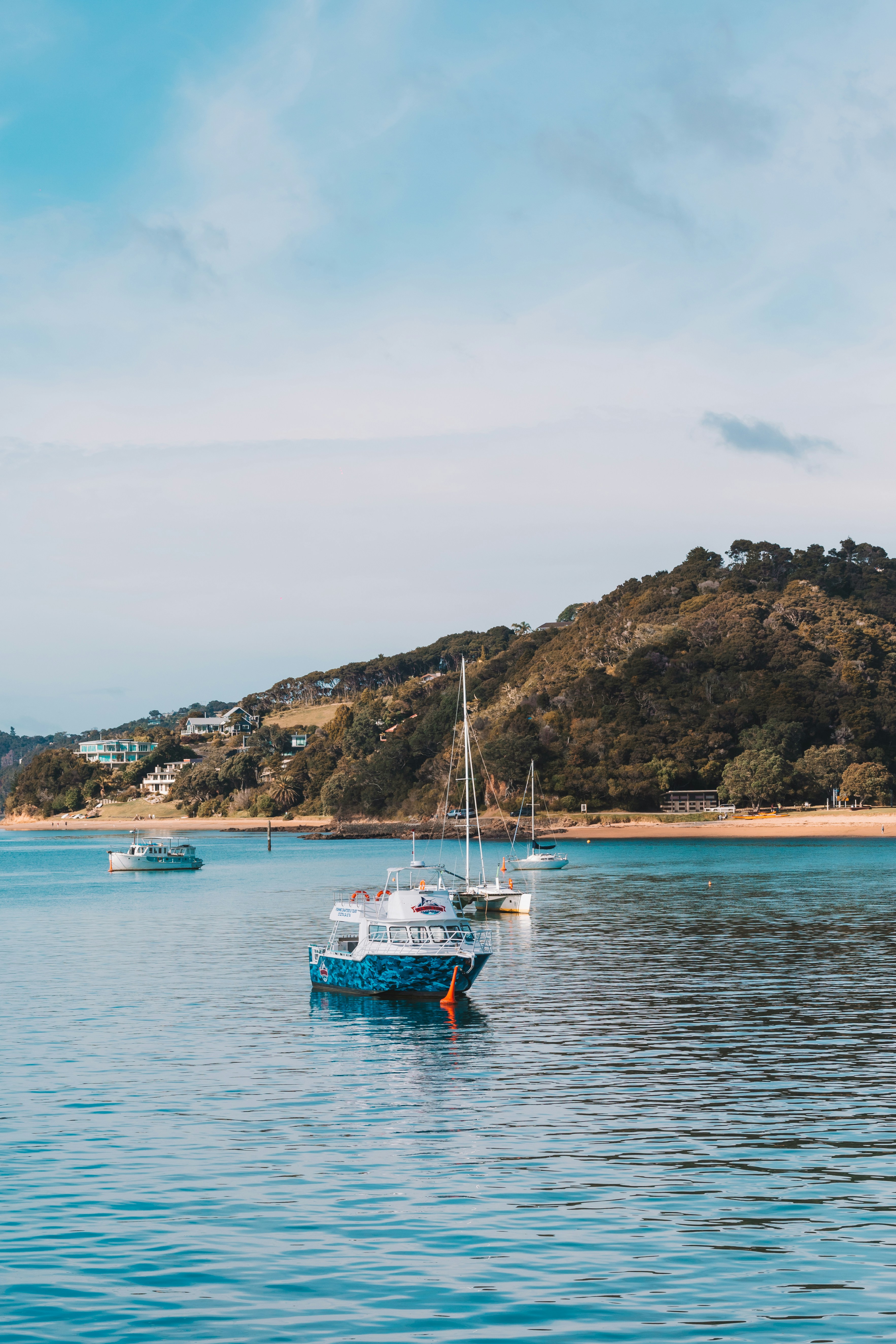 ein paar Boote, die auf einem Gewässer schwimmen