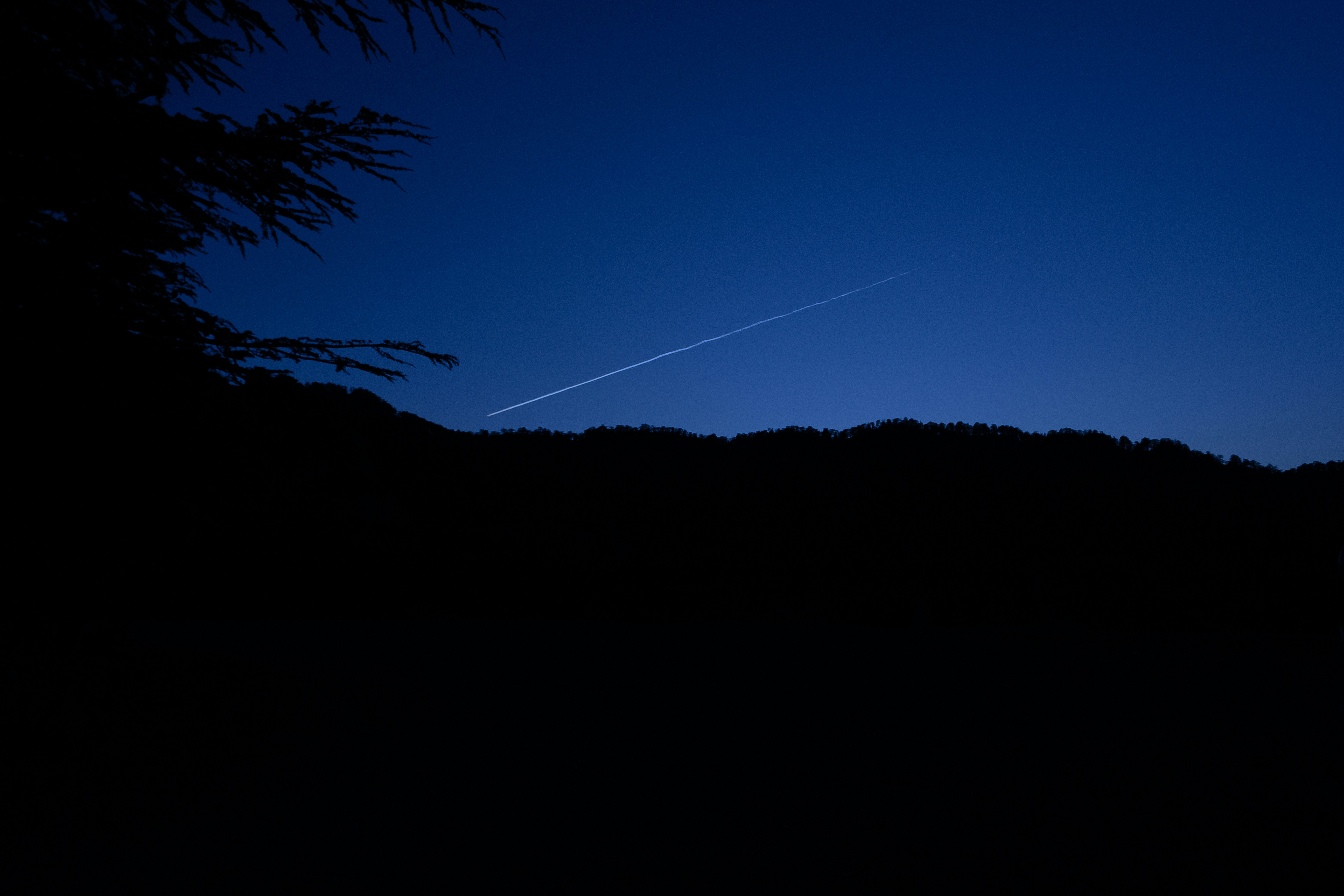 Un avion vole dans le ciel nocturne