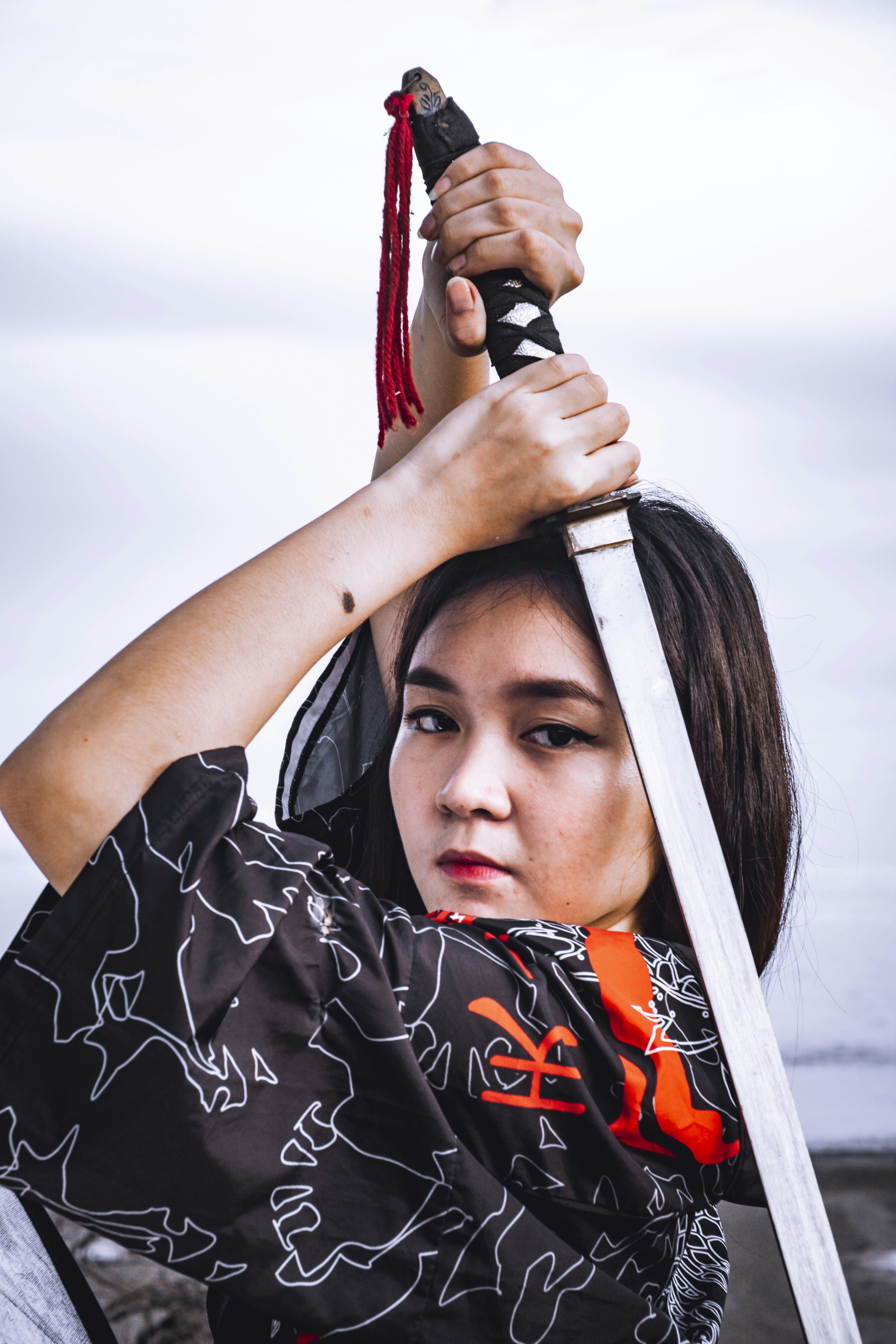 seorang wanita memegang pedang di tangannya