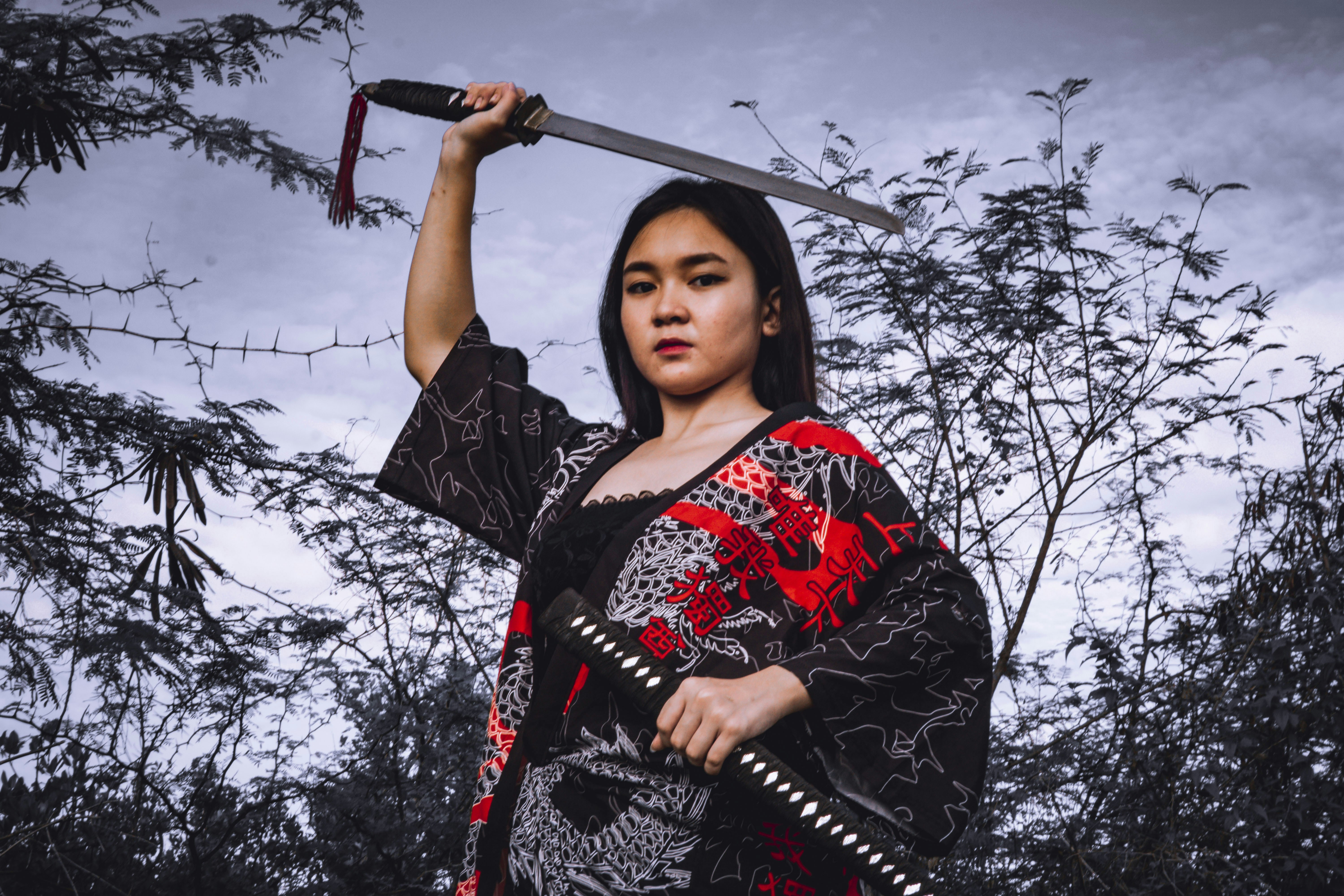 Seorang wanita dengan kimono memegang pedang