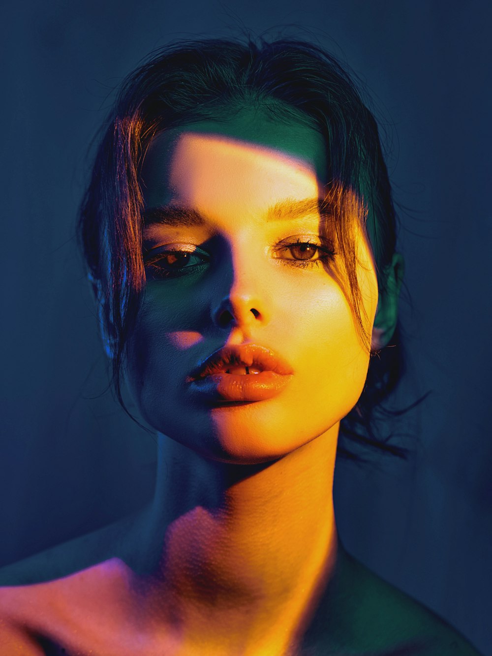 Il volto di una donna è illuminato da una luce al neon