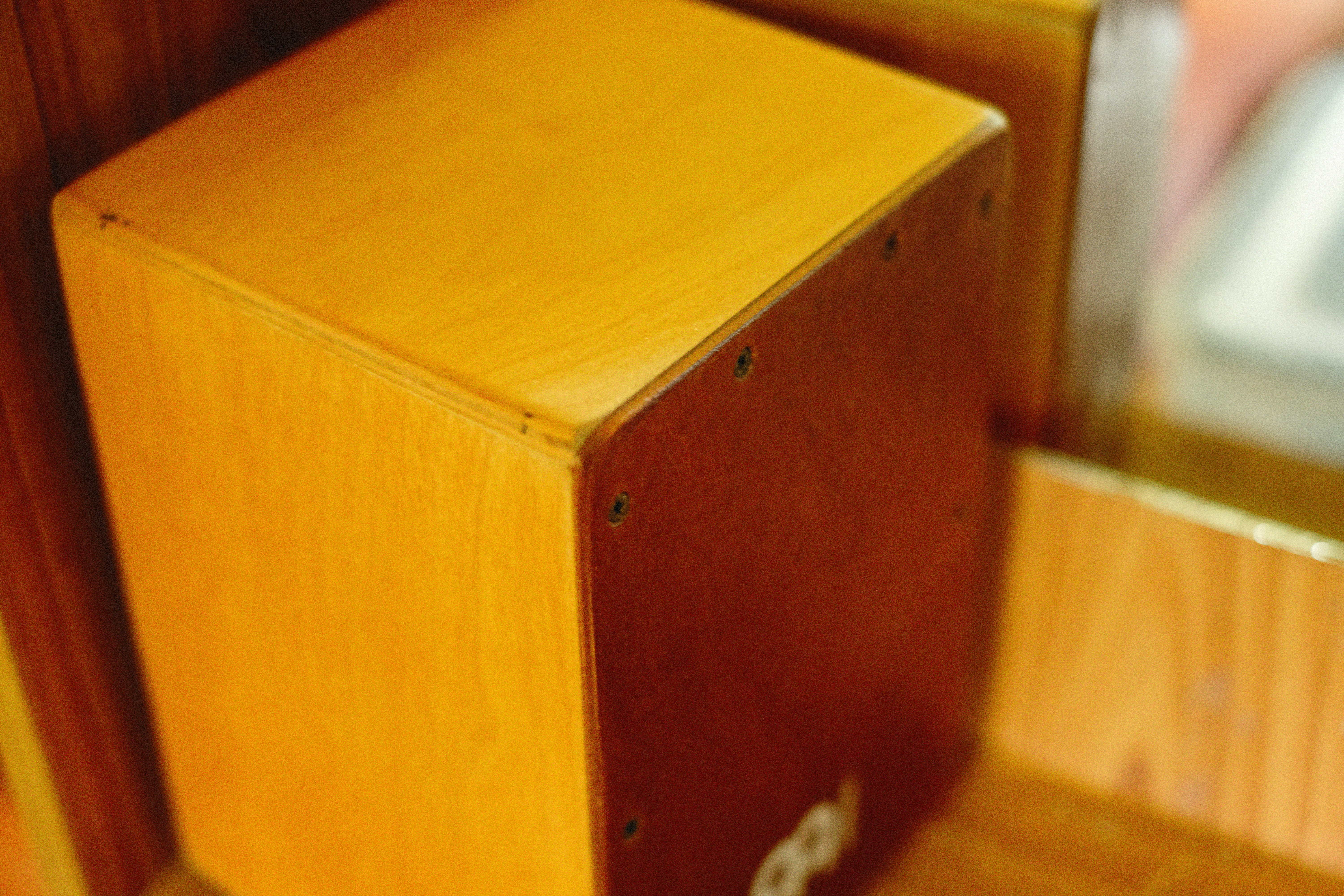 Un primer plano de un gabinete de madera con un espejo en el fondo