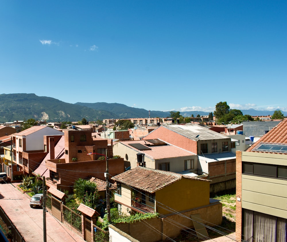 Blick auf eine Stadt mit Bergen im Hintergrund