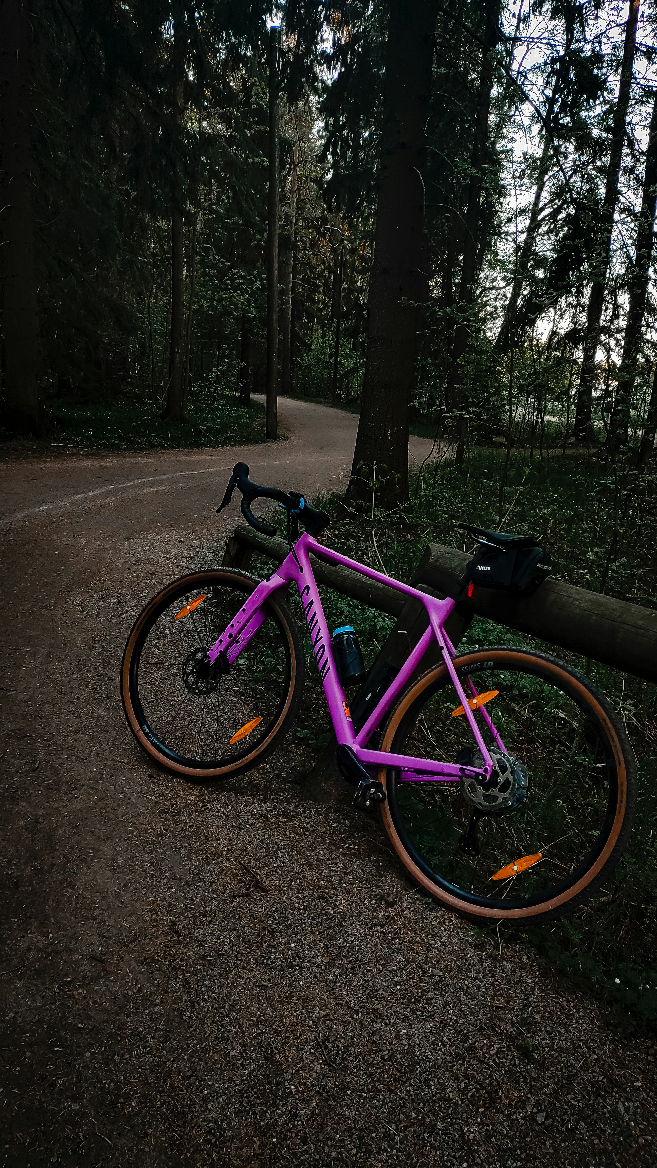 Ein lila Fahrrad, das am Straßenrand geparkt ist