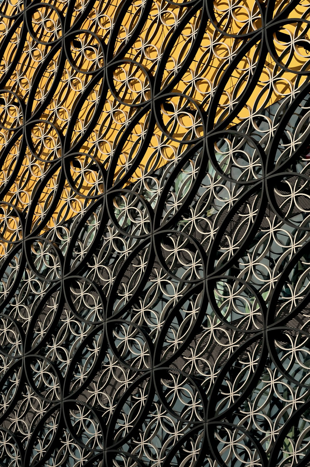 um close up de uma cerca de metal com um edifício ao fundo