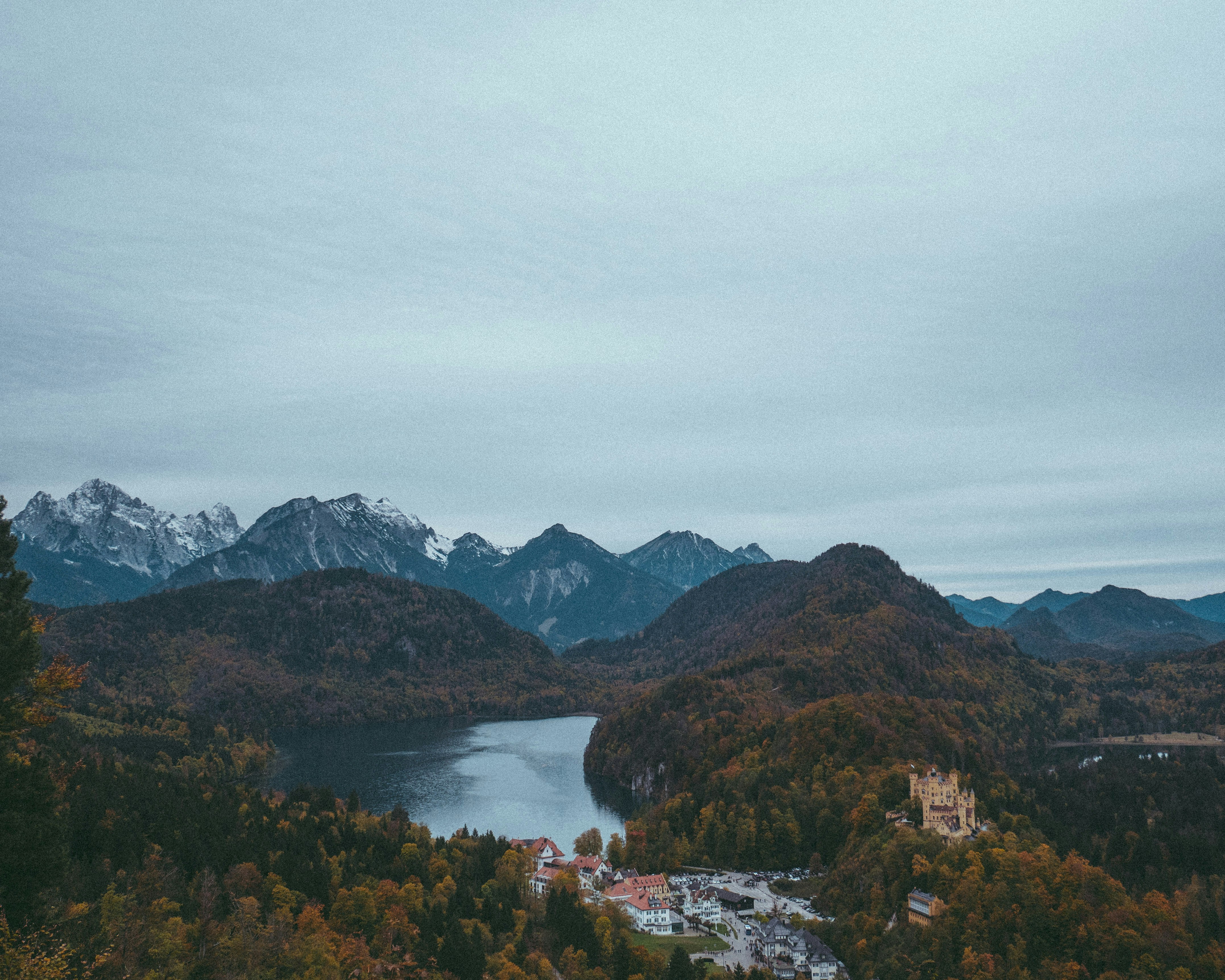 Ein malerischer Blick auf einen von Bergen umgebenen See