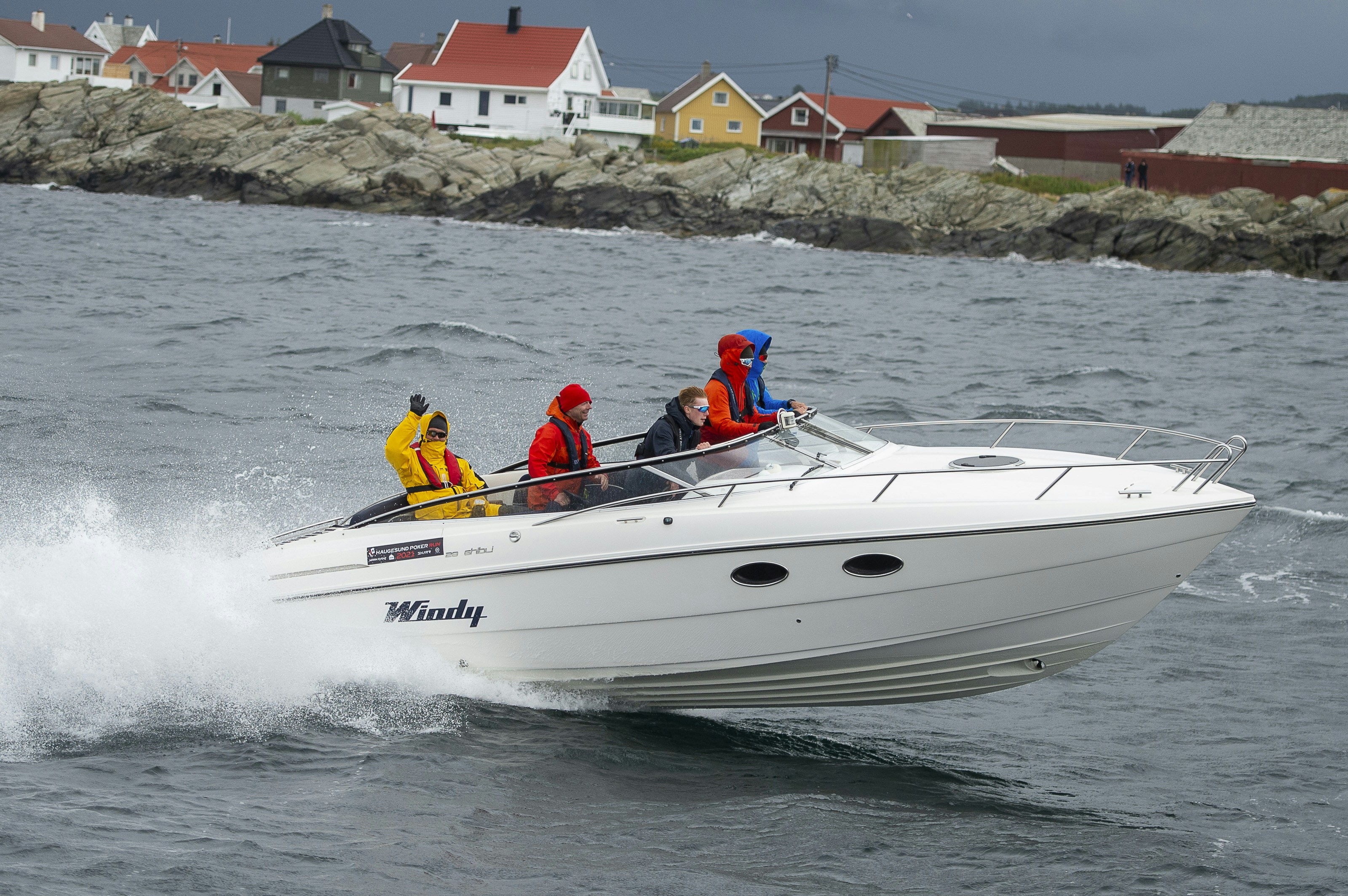 A group of people riding on the back of a white boat photo – Free ...