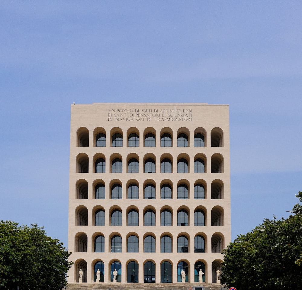 Un edificio alto con un orologio sulla parte anteriore di esso