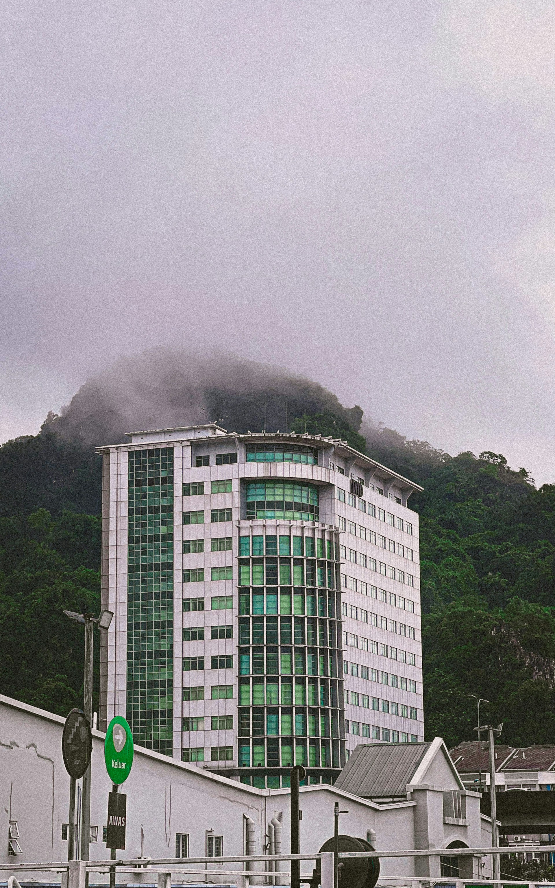 gray computer monitor