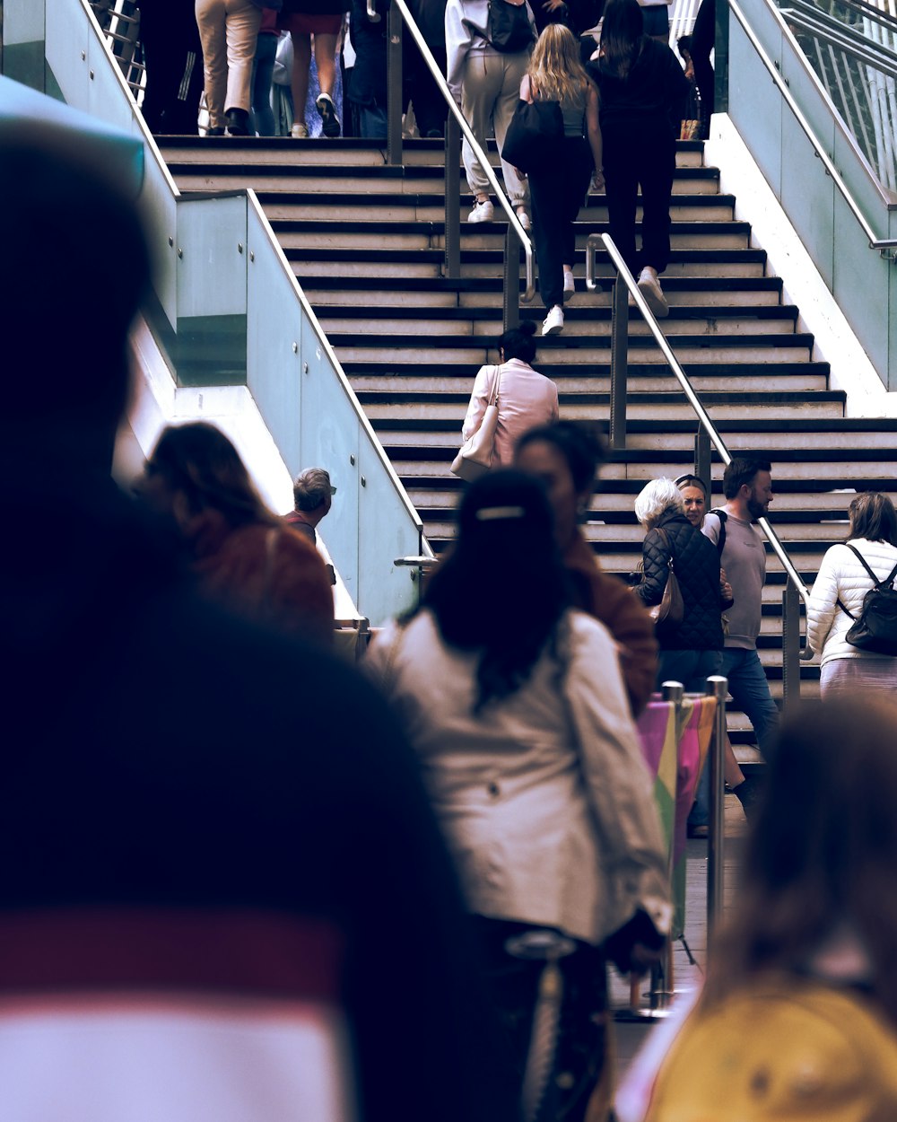 Un grupo de personas subiendo un tramo de escaleras