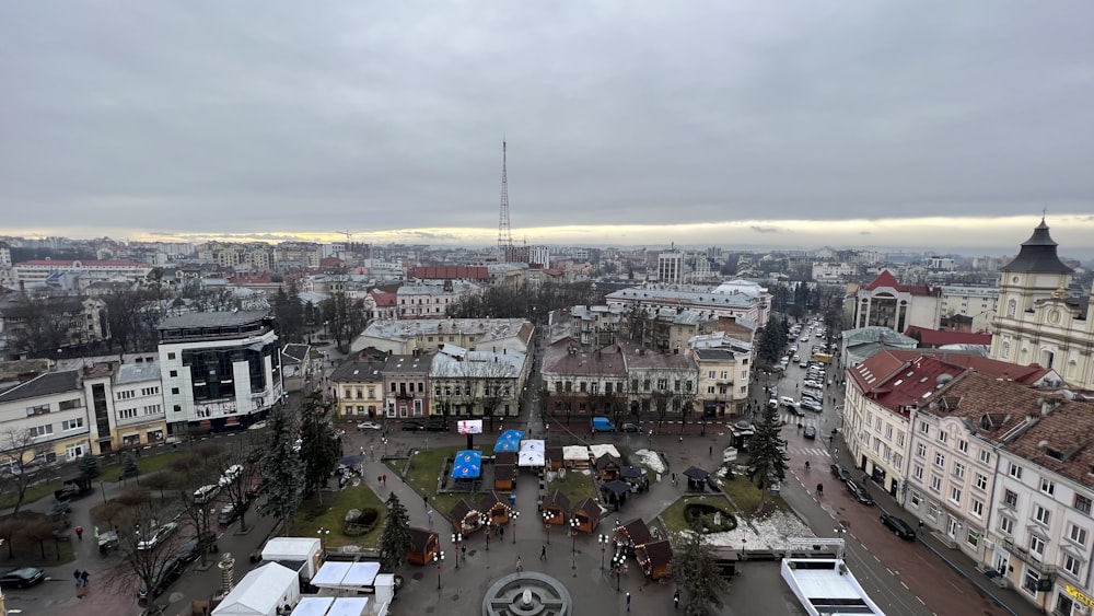 uma visão de uma cidade de um ponto de vista elevado