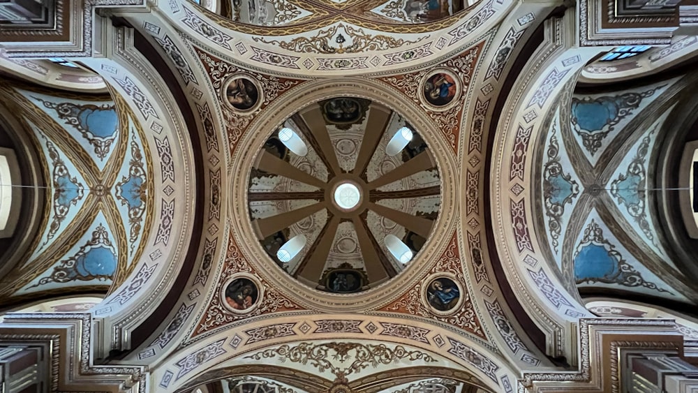 le plafond d’un bâtiment avec une fenêtre circulaire