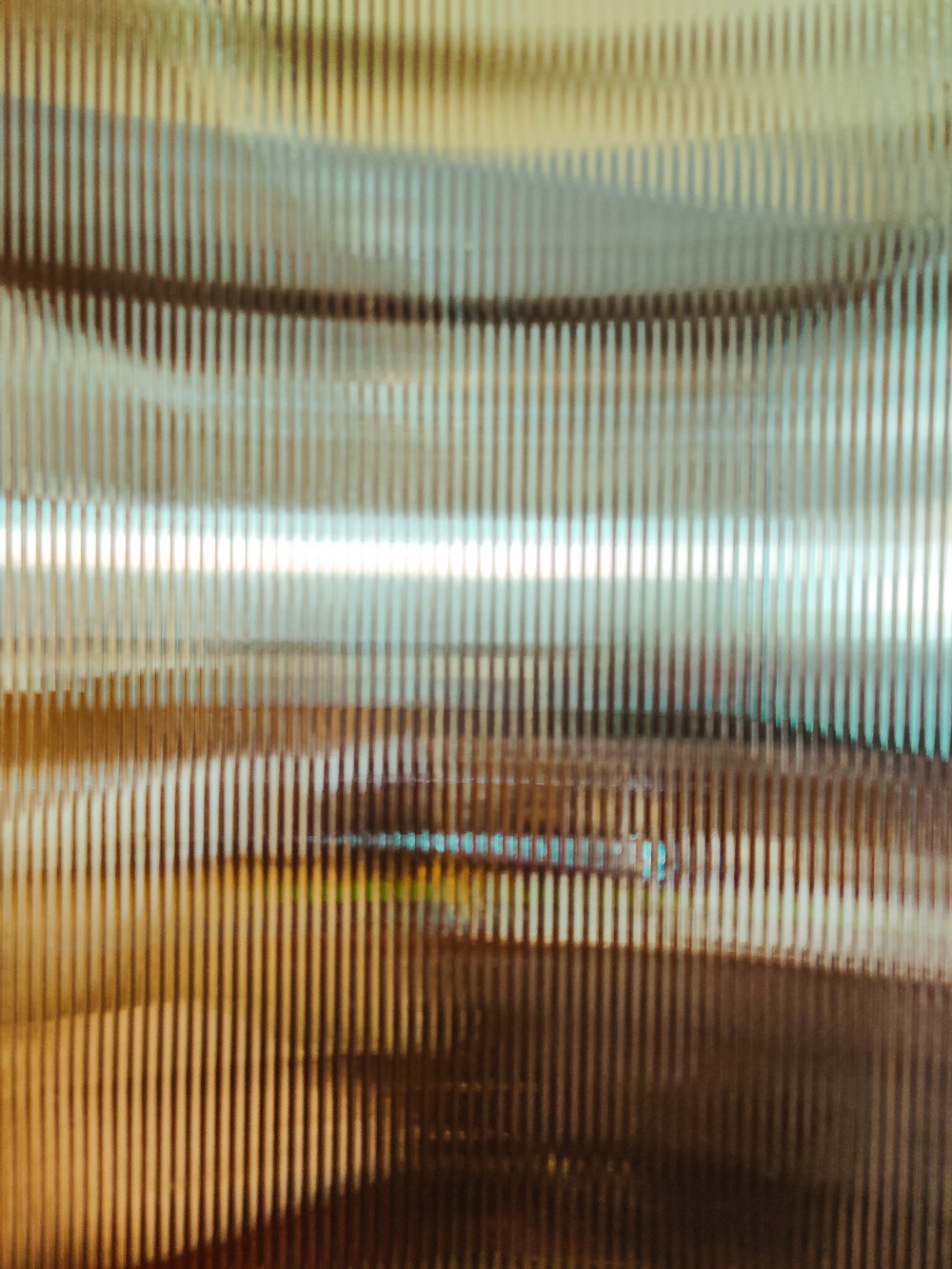 uma imagem borrada de uma tigela de comida em uma mesa