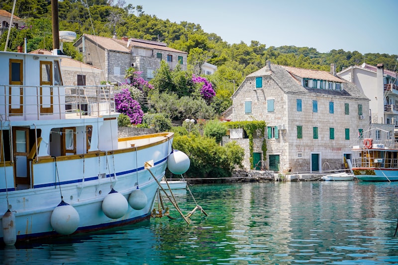 Barcos en las aguas de Hvar en Croacia