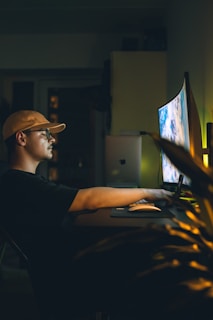 Nomade digital qui travaille sur son ordinateur