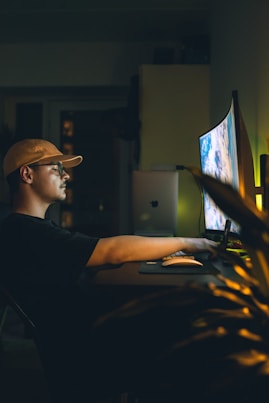 Nomade digital qui travaille sur son ordinateur