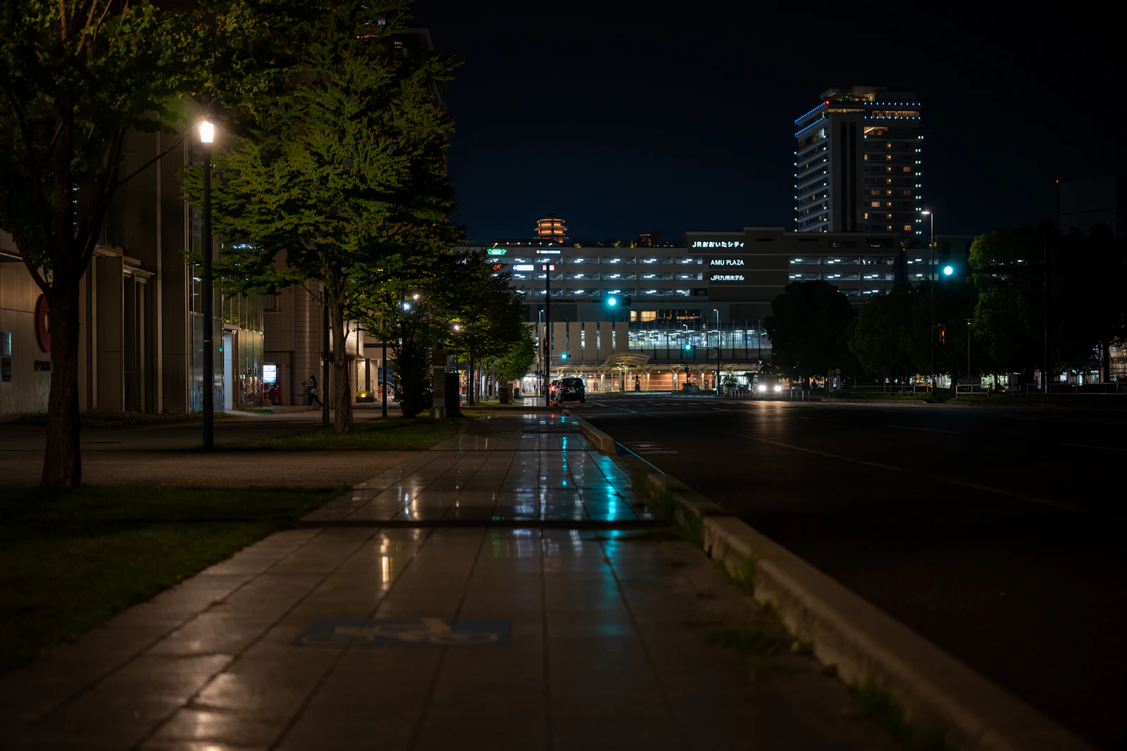 Reflective city street illuminated by professional streetlighting at night