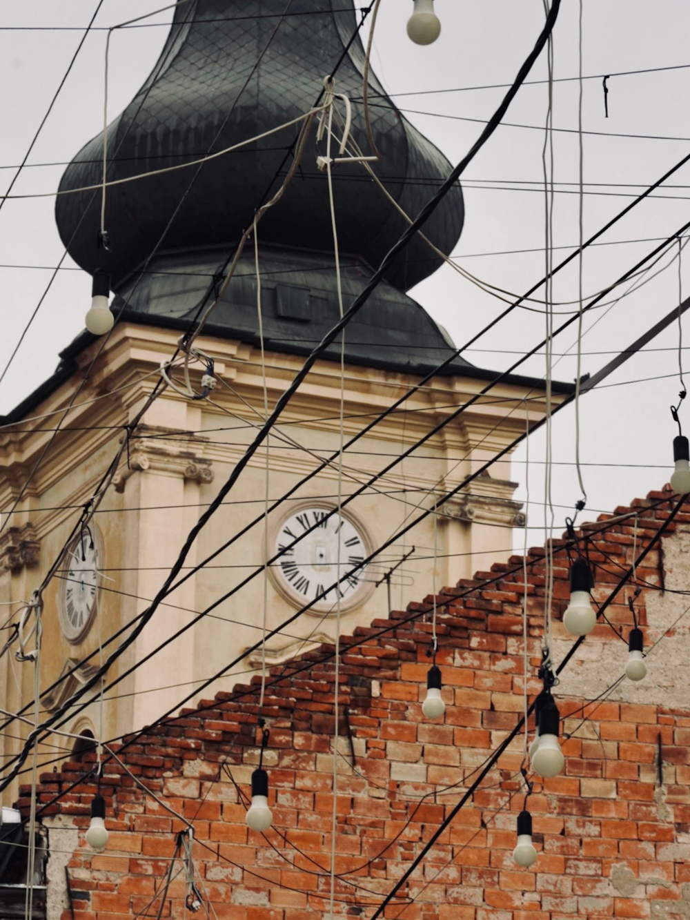 ein Gebäude mit einer Uhr an der Seite