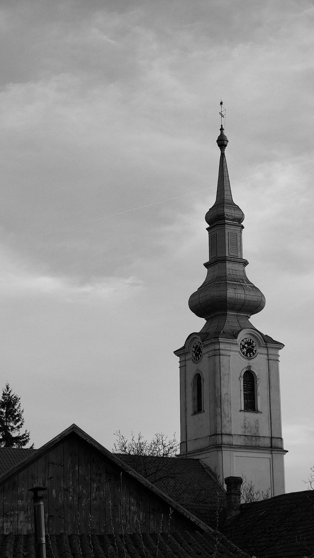 Una foto in bianco e nero di un campanile della chiesa