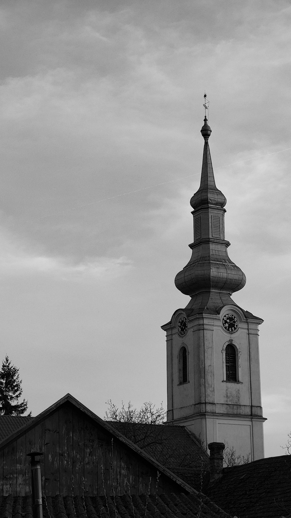 Une photo en noir et blanc d’un clocher d’église
