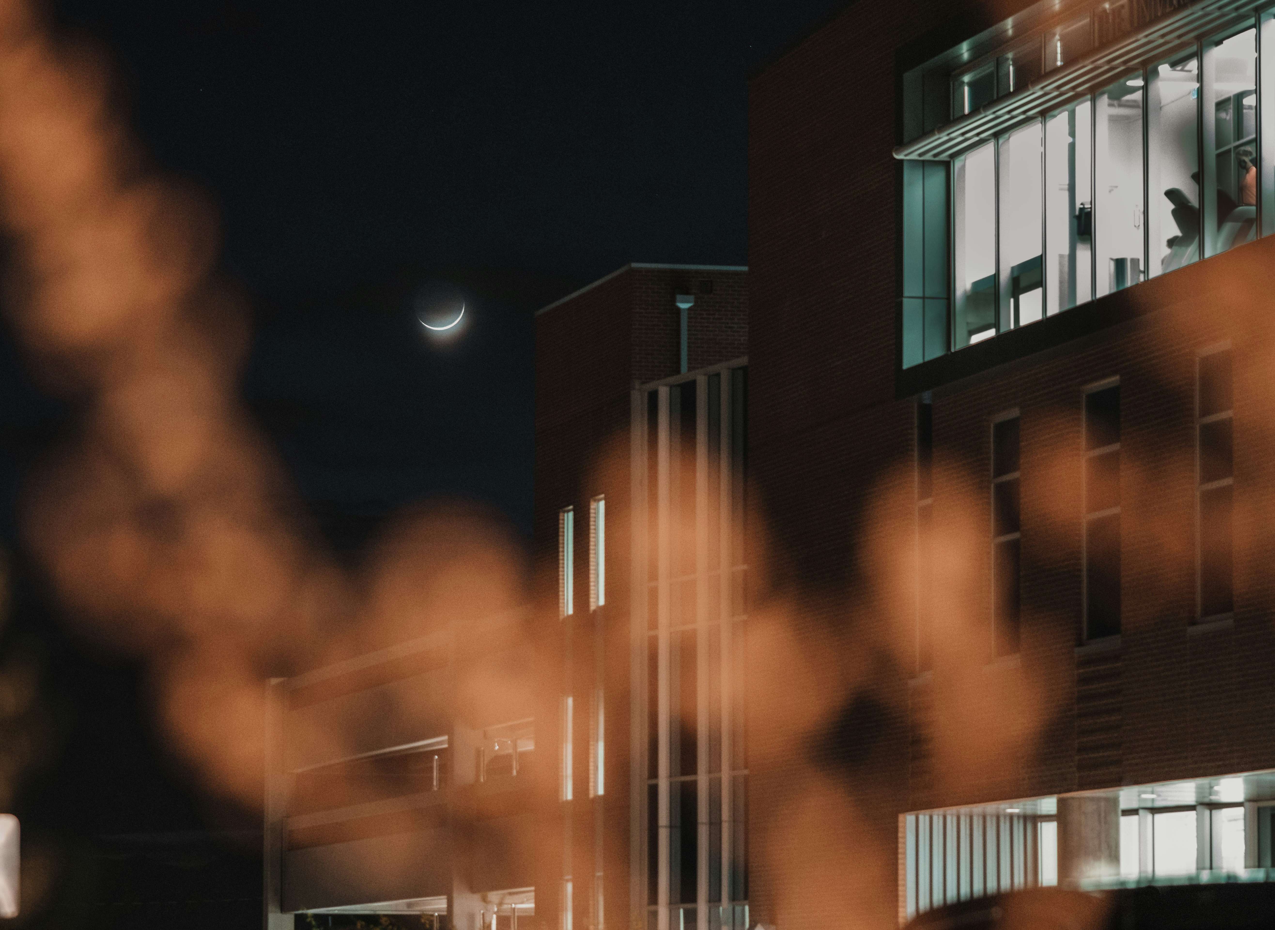 Ein verschwommenes Foto eines Gebäudes bei Nacht